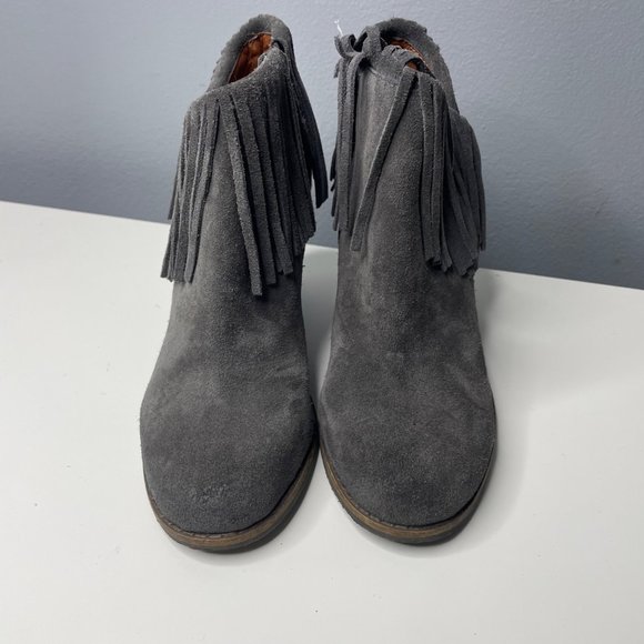 LUCKY BRAND grey suede fringe yachin boots size 7.5 - Picture 2 of 8